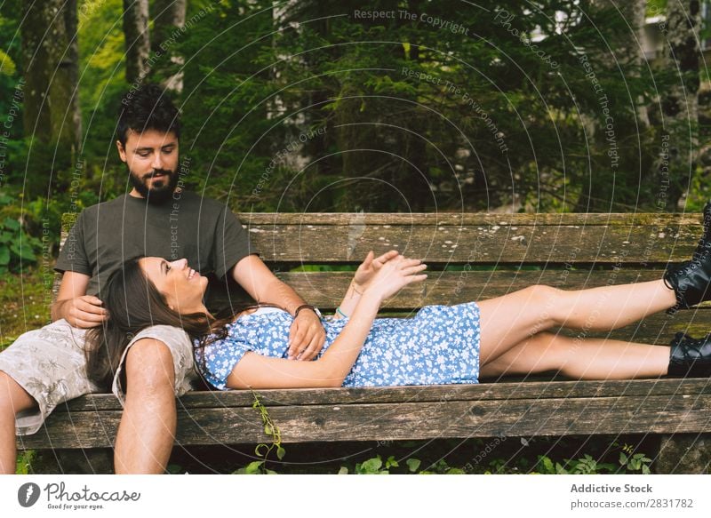 Ein Paar entspannt sich auf der Bank sitzen Erholung Mensch Natur Ferien & Urlaub & Reisen Liebe Sommer Glück 2 Mann Frau romantisch Lifestyle Romantik schön