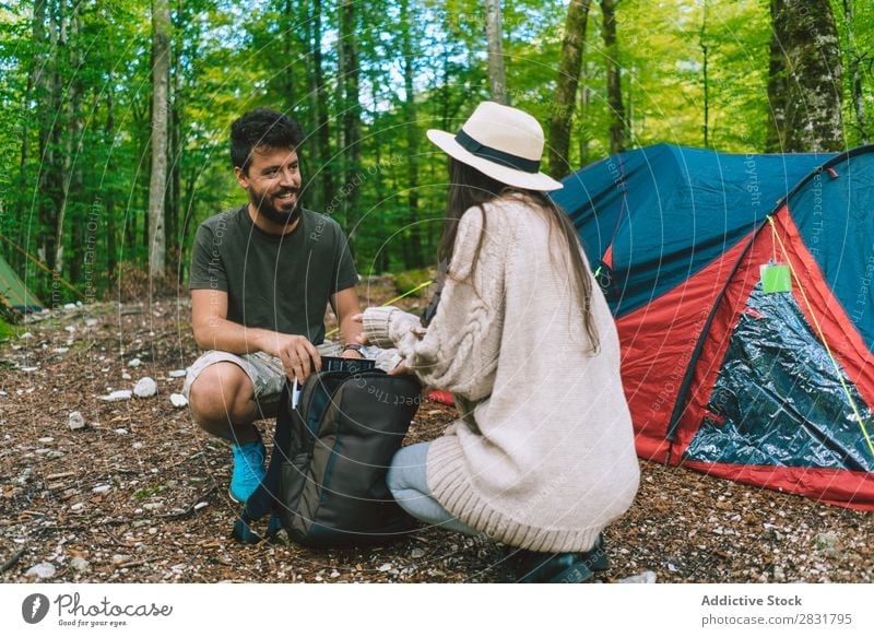 Paar im Lager Wald Camping Ferien & Urlaub & Reisen Rucksack sitzen Natur Glück Jugendliche Abenteuer Mann Frau wandern Tourist Freizeit & Hobby Wanderer Mensch