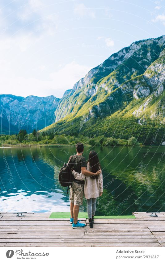 Ein Paar, das sich auf dem Pier umarmt. See Mensch Natur Ferien & Urlaub & Reisen Anlegestelle Liebe Sommer Glück 2 Mann Frau romantisch Lifestyle Wasser