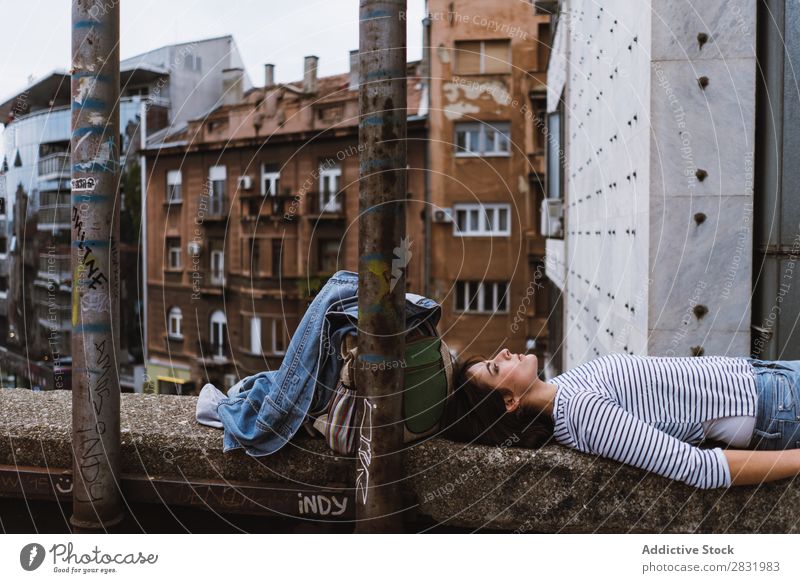 Junge nachdenkliche Frau auf dem Brückenzaun Mensch Zaun Tagträumen Stadt Jugendliche Straße Sommer Fürsorge Beautyfotografie Unbekümmertheit Außenaufnahme