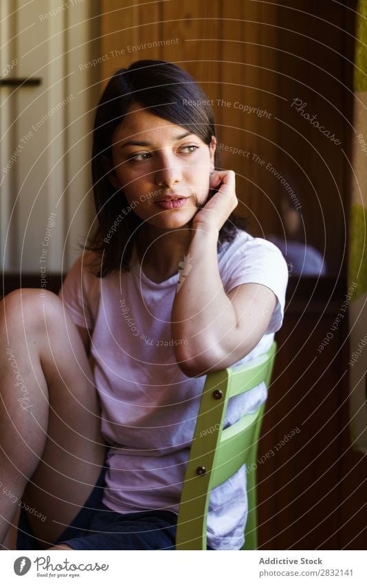 Junge Brünette auf dem Stuhl sitzend Frau Morgen zart Porträt träumen besinnlich Beautyfotografie Freizeit & Hobby Gelassenheit Erholung unschuldig