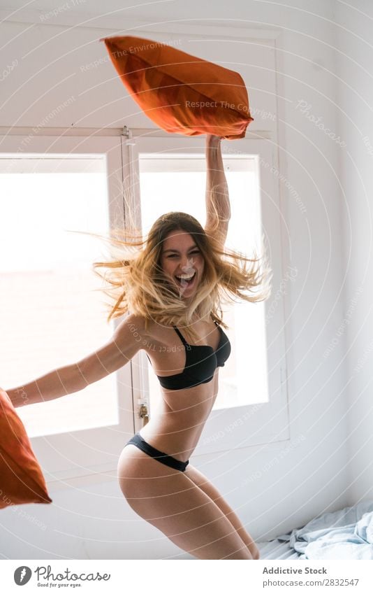 Frau beim Spaß im Bett springen Schlafzimmer Freude Kopfkissen Unterwäsche Morgen Lifestyle Porträt schön traumhaft Beautyfotografie Körper hübsch Erotik