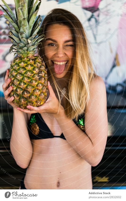 Schöne junge Frau, die mit Ananas posiert. Badeanzug Ferien & Urlaub & Reisen Sommer Erholung Jugendliche tropisch Frucht Saison frisch Gesundheit attraktiv