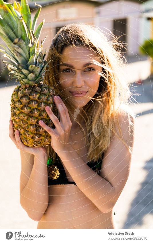 Schöne junge Frau, die mit Ananas posiert. Badeanzug Ferien & Urlaub & Reisen Sommer Erholung Jugendliche tropisch Frucht Saison frisch Gesundheit attraktiv