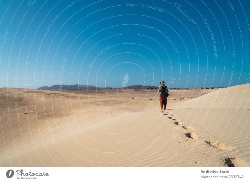 Anonymer Mann, der auf Sandhügeln geht. Düne laufen Abenteuer Wüste Erkundung Sonne reisend Fußstapfen Ferien & Urlaub & Reisen Horizont Reisender Wildnis