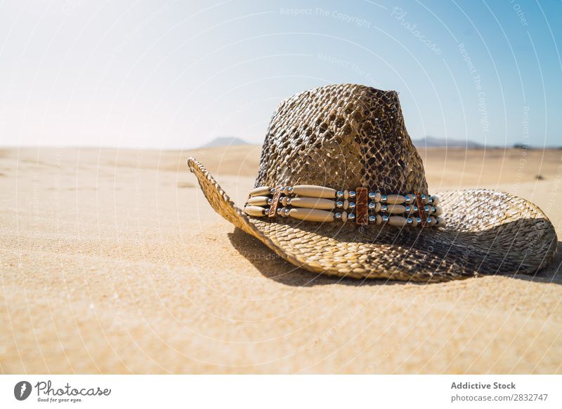 Strohhut auf Sand Hut Cowboy Küste Ferien & Urlaub & Reisen Strand Genuss komponieren Natur Kopfbedeckung Resort Sommer Freizeit & Hobby Sonnenlicht regenarm