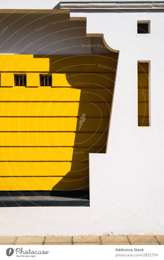 Modernes Gebäudeaußenleben mit erstaunlicher Architektur Außenseite modern abstrakt Konstruktion weiß Symmetrie gelb geometrisch Schnitzereien