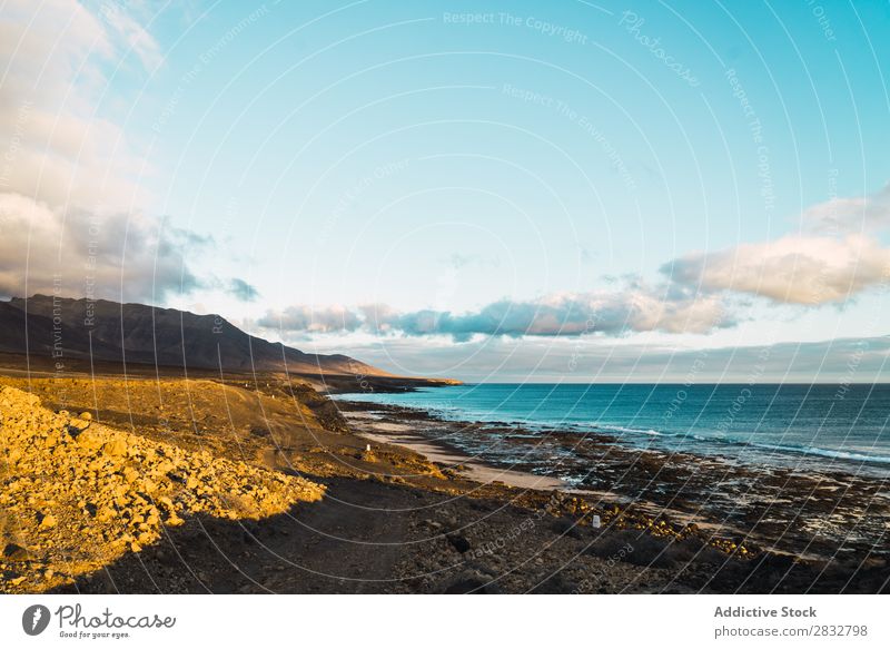 Blick auf die Küste des Ozeans Panorama (Bildformat) Meer Kieselsteine Szene wild friedlich Landschaft Meereslandschaft Strand abgelegen Wolken Himmel Tourismus