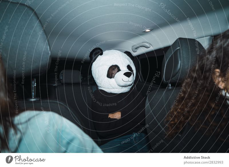 Mann mit Pandamaske Maske Frieden gestikulieren Mensch Rücken Sitz Passagier Fach PKW Fahrzeug Verkehr Ausdruck gestikulierend Idee lässig niedlich Kostüm