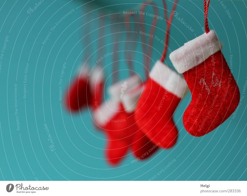 kleine rote Nikolausstiefel aus Filz hängend als Dekoration Dekoration & Verzierung Kitsch Krimskrams Zeichen Schnur ästhetisch einfach schön einzigartig