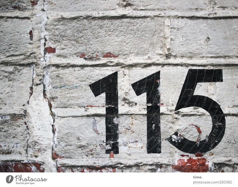 Orientierungshilfe (II) Mauer Wand Backstein Ziffern & Zahlen 115 alt dreckig historisch trashig trocken Genauigkeit Ordnung Stadt Backsteinwand