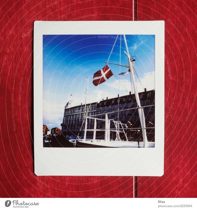 Dänemark Hauptstadt maritim Dänische flagge Kopenhagen Fahne Hafen Polaroid Mast Sommer Blauer Himmel Schifffahrt Wasserfahrzeug Freiheit analog Segeln Farbfoto