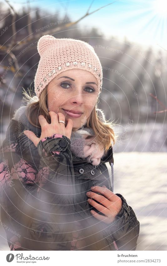 Frau mit Mütze und Schal, Outdoor-Porträt im Winter Wohlgefühl Freizeit & Hobby Erwachsene Gesicht 30-45 Jahre Sonnenlicht Schönes Wetter Schnee Park Wald
