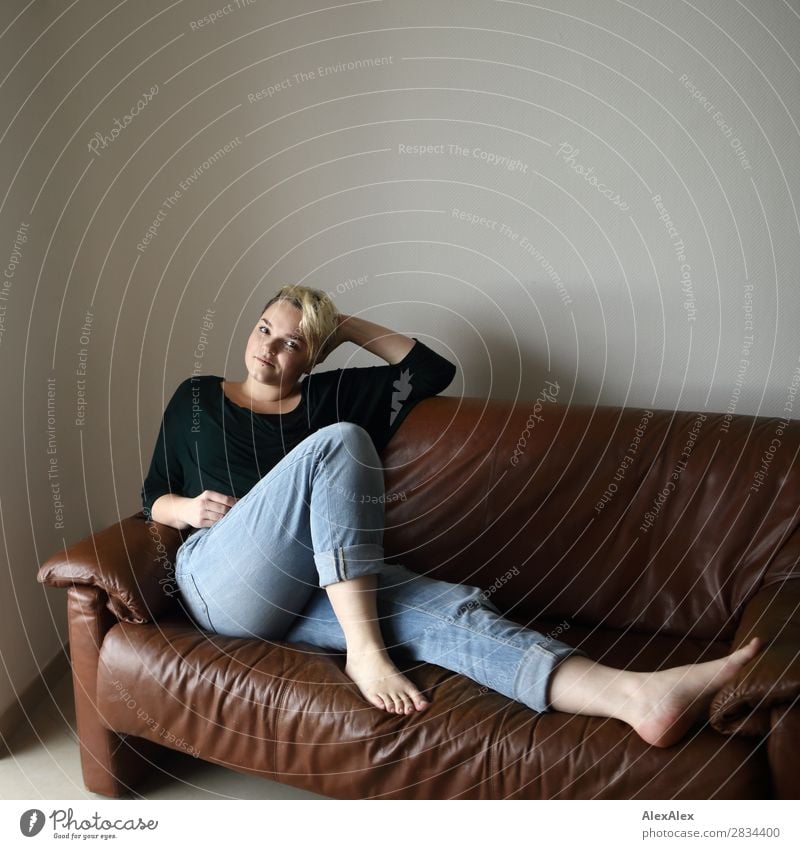 Junge Frau Mit Langen Beinen Sitzt Barfuß Sitzt Auf Der Couch Ein Lizenzfreies Stock Foto Von 4064