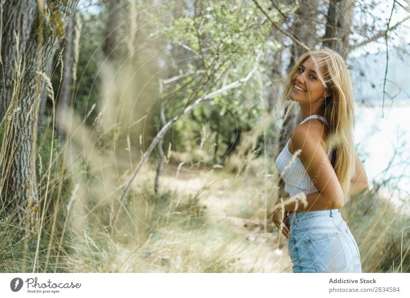Junge lässige Frau auf der Natur Sommer Wald Menschliches Gesicht romantisch Tourismus Freiheit Landschaft Unbekümmertheit genießend modern Tourist schön
