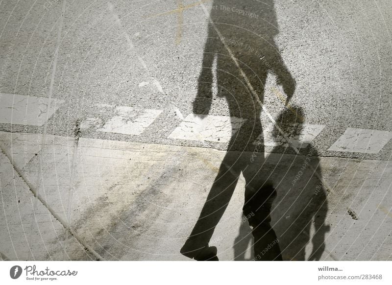 Sich übergangen fühlen - Schatten zweier Menschen auf der Straße Fußgänger Fußgängerübergang Identität Schattenspiel Schattenseite Schattendasein Spuren