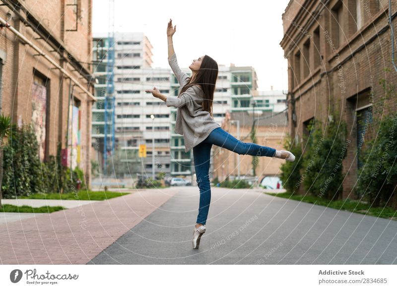Horizontale Außenaufnahme einer Frau auf der Straße, die ein Ballett aufführt. Balletttänzer Tanzen Konzept Großstadt urban Mädchen Tänzer Ballerina Eleganz