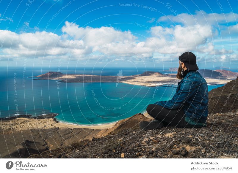 Mann mit Blick auf die Küste Tourist Meer Insel sitzen Wolken Fluggerät Natur Landschaft natürlich Felsen Stein Lanzarote Spanien Aussicht