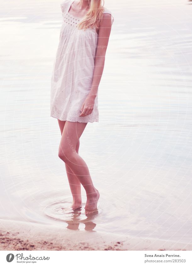barfuß. feminin Junge Frau Jugendliche Körper Haare & Frisuren Beine 1 Mensch 18-30 Jahre Erwachsene Umwelt Natur Schönes Wetter Wasser Sand See Mode Kleid