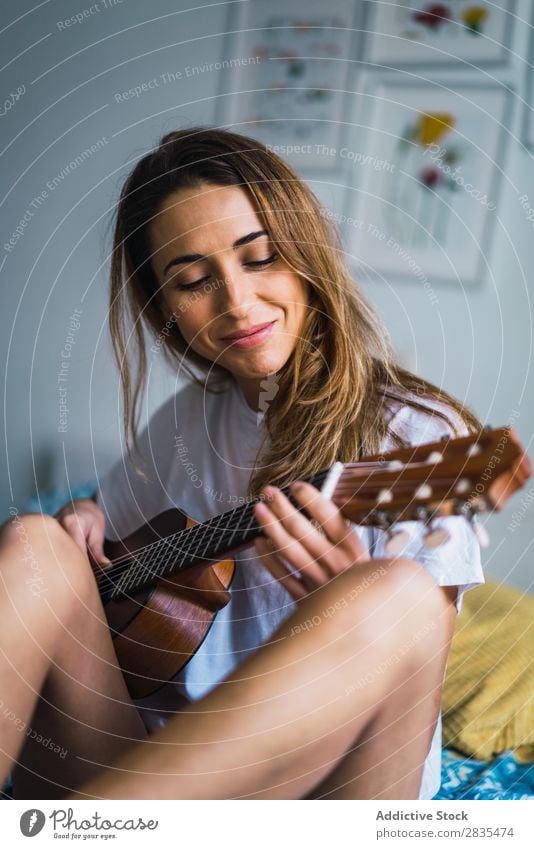 Junge Frau spielt Gitarre hübsch heimwärts Jugendliche Musiker Spielen akustisch klassisch Körperhaltung Porträt schön Lifestyle Beautyfotografie attraktiv Dame