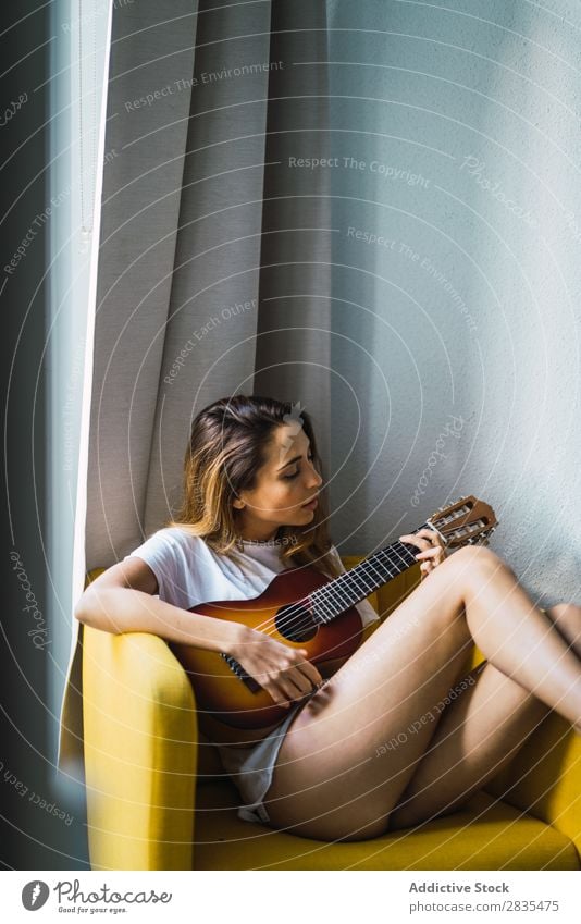 Junge Frau spielt Gitarre hübsch heimwärts Jugendliche Musiker Spielen akustisch klassisch Körperhaltung Porträt schön Lifestyle Beautyfotografie attraktiv Dame