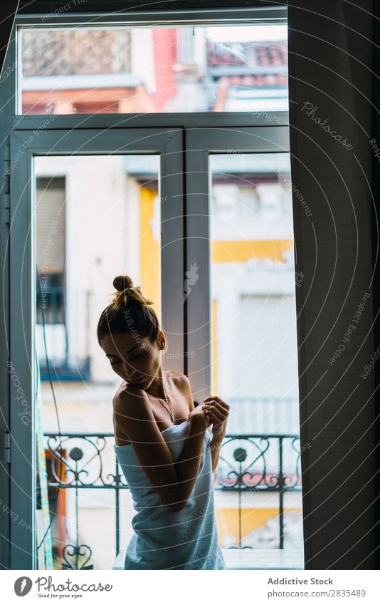 Frau im Handtuch am Fenster hübsch heimwärts Jugendliche stehen genießen Körperhaltung Porträt schön Lifestyle Beautyfotografie attraktiv Dame Raum Mensch