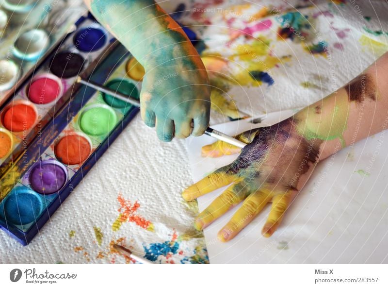 Selbst ist das Kind Freizeit & Hobby Spielen Basteln Mensch Kleinkind Kindheit Arme Hand Finger 1 1-3 Jahre 3-8 Jahre Kunst Künstler Maler dreckig lustig