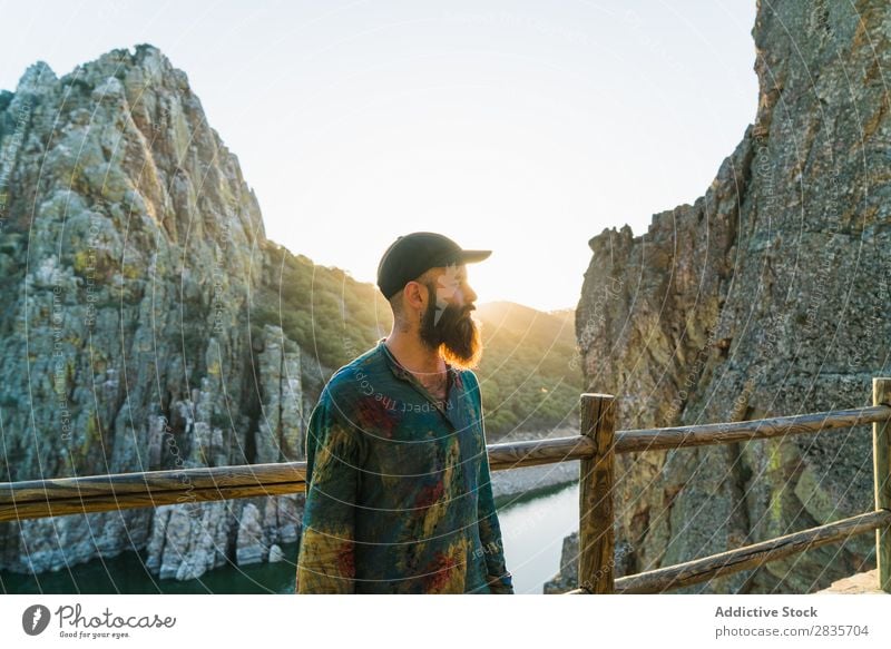 Selbstbewusster Mann auf der felsigen Terrasse Reisender Erholung Klippe Panorama (Bildformat) Körperhaltung selbstbewußt Fernweh Sonnenlicht maskulin