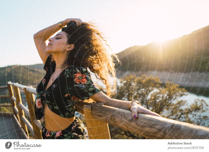 Fröhliche Frau im hellen Licht der Natur heiter Porträt Fröhlichkeit reisend Stil Freizeit & Hobby Menschliches Gesicht selbstbewußt feminin Beautyfotografie