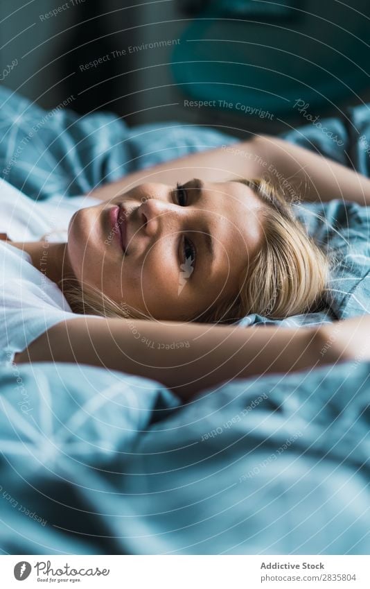 Blonde Frau im Bett liegend hübsch heimwärts Jugendliche blond träumen erfreut lügen Schlafzimmer schön Lifestyle Beautyfotografie attraktiv Porträt Dame Raum