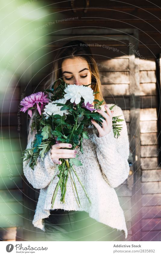 Romantische Frau mit Blumen auf der Veranda riechend Cottage Freizeit & Hobby Erholung Unbekümmertheit romantisch Zärtlichkeit aromatisch duftig genießen