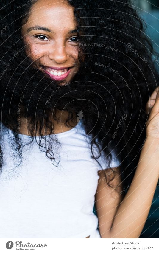 Frau spielt mit Haaren im Einkaufszentrum hübsch Jugendliche Porträt Blick in die Kamera Behaarung spielerisch schwarz Afrikanisch Großstadt Kaufhof Stadt Kopf