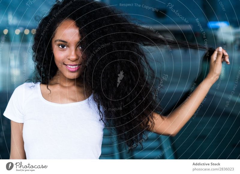 Frau spielt mit Haaren im Einkaufszentrum hübsch Jugendliche Porträt Blick in die Kamera Behaarung spielerisch schwarz Afrikanisch Großstadt Kaufhof Stadt Kopf
