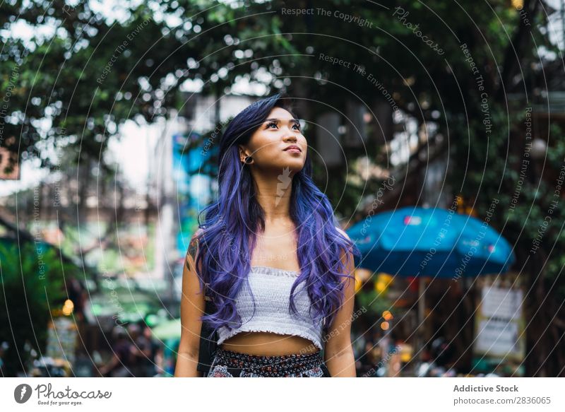 Frau mit lila Haaren auf der Straße hübsch Jugendliche schön träumen Wegsehen Porträt Behaarung purpur asiatisch Östlich Mode attraktiv Großstadt Mensch