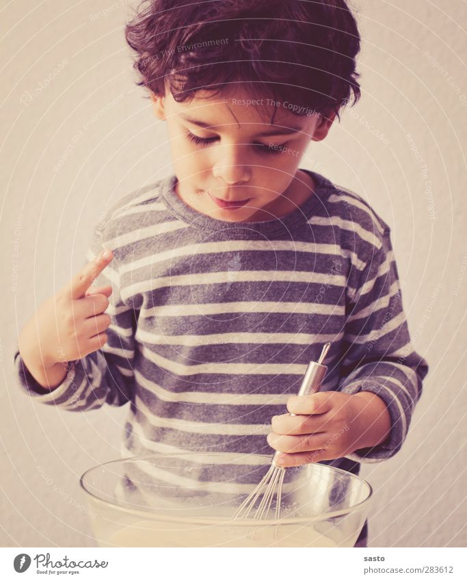 hmmm lecker Milcherzeugnisse Süßwaren Ernährung Schalen & Schüsseln Freude Küche maskulin Kind Junge Kindheit 1 Mensch 3-8 Jahre authentisch süß Wärme braun