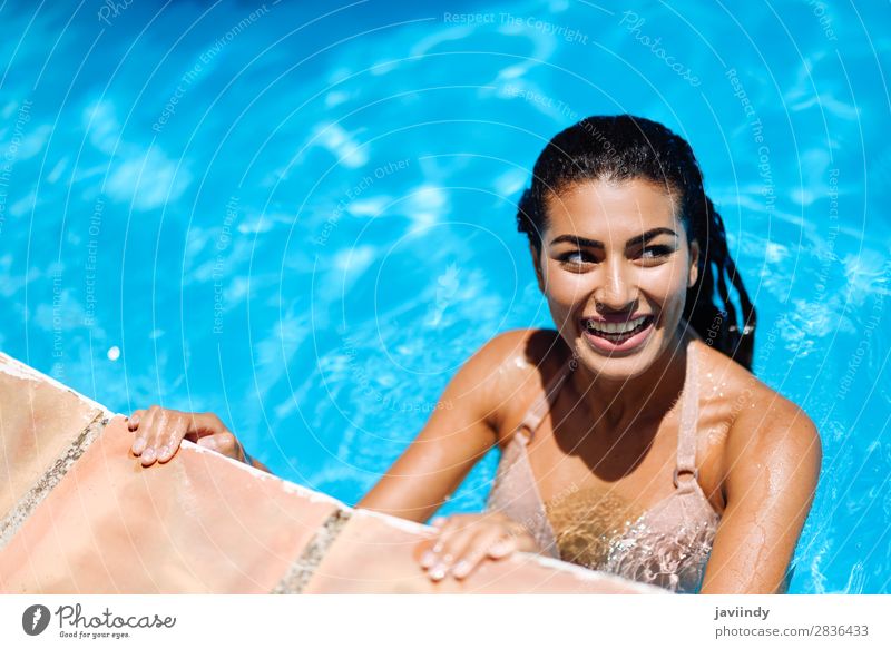 Fröhliche junge Frau entspannt sich im Schwimmbad. Lifestyle Glück schön Körper Haare & Frisuren Haut Erholung Freizeit & Hobby Ferien & Urlaub & Reisen
