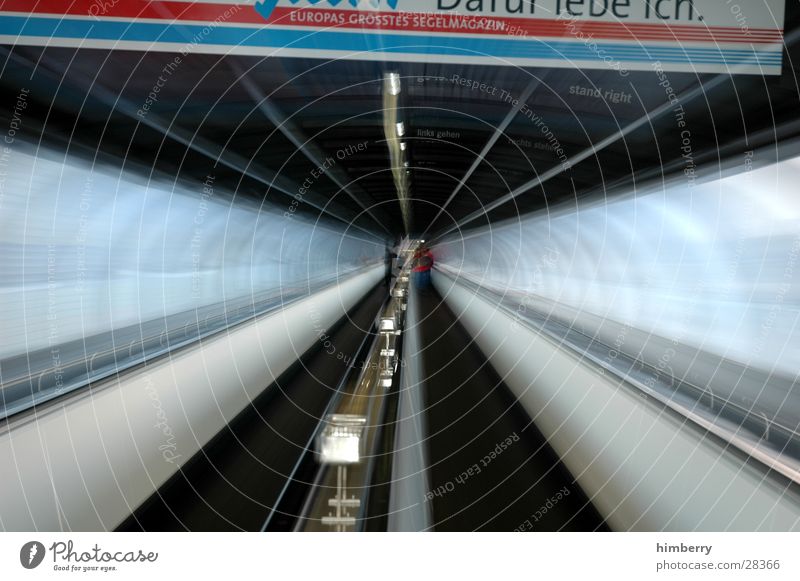 zooming In Zoomeffekt Tunnel Kanal Röhren Bewegung Laufband Architektur Zeitreise Ausflug Ausweg Fluchtweg Güterverkehr & Logistik Langzeitbelichtung Verkehr