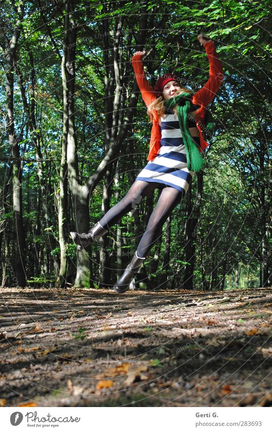 YEAH Leben Mensch feminin Junge Frau Jugendliche 1 13-18 Jahre Kind Natur Herbst Baum Wald Bekleidung Kleid Strumpfhose Stiefel Mütze springen authentisch