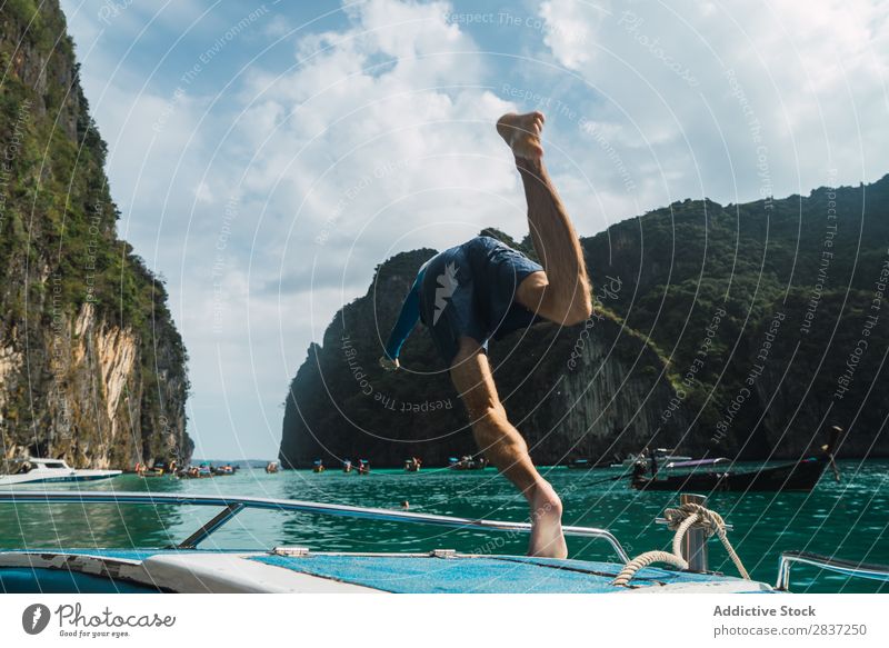 Mann, der vom Boot springt. Wasserfahrzeug springen Meer tauchen Ferien & Urlaub & Reisen Freude Sommer Jugendliche Jacht Abenteuer Kreuzfahrt Segel Segelboot
