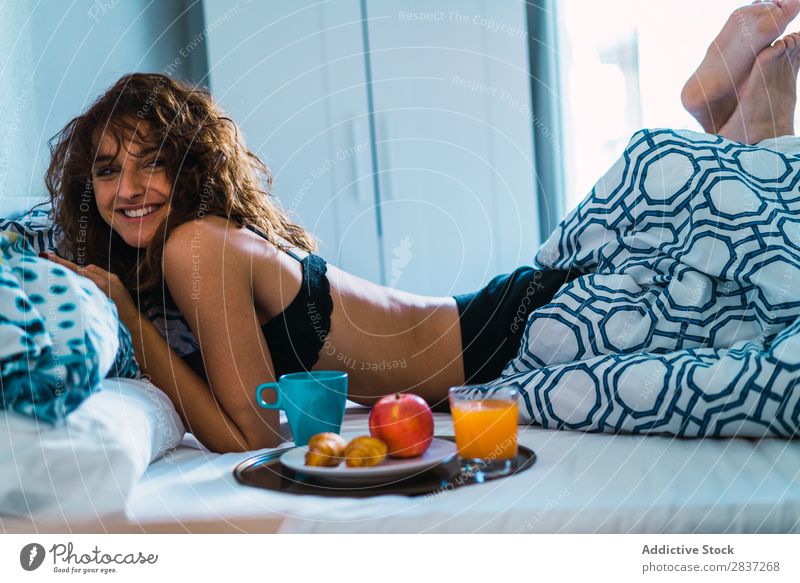 Sinnliche Frau im Bett mit Frühstück heimwärts Schlafzimmer Behaarung Kulisse Unterwäsche hübsch Jugendliche Körperhaltung Erholung Porträt schön Lifestyle