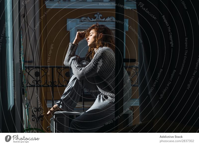 Junge Frau auf dem Balkon posierend heimwärts hübsch Erholung sitzen Augen geschlossen Jugendliche Körperhaltung Porträt schön Lifestyle Beautyfotografie
