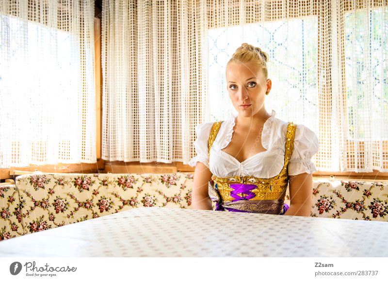 münchner grantlerin elegant Stil Oktoberfest Jahrmarkt feminin Junge Frau Jugendliche 18-30 Jahre Erwachsene Piercing blond alt sitzen ästhetisch schön