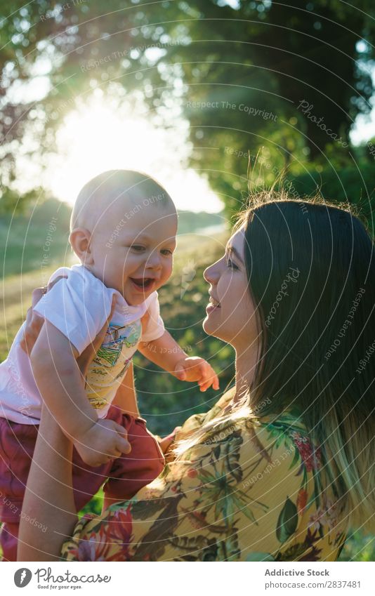 Mutter mit Kind im Park Rasen grün Sonnenstrahlen Familie & Verwandtschaft Glück Mensch Frau Fröhlichkeit Sommer Lifestyle Liebe Eltern Natur Jugendliche Freude