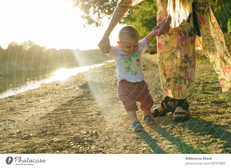 Mutter mit laufendem Kind Park tretend Schule abstützen Sonnenstrahlen Familie & Verwandtschaft Glück Mensch Frau Fröhlichkeit Sommer Lifestyle Liebe Eltern