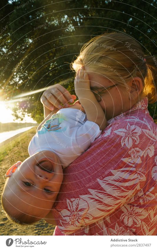 Mutter spielt mit Kind im Park Spielen Sonnenstrahlen Familie & Verwandtschaft Glück Mensch Frau Fröhlichkeit Sommer Lifestyle Liebe Eltern Natur Jugendliche