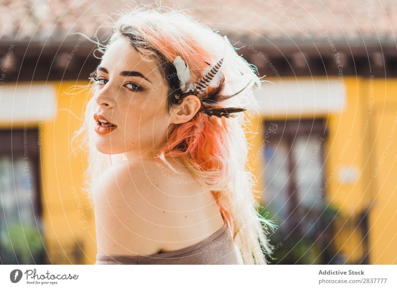 Sinnliche Frau mit rosa Haaren attraktiv genießen Behaarung Balkon Mund geöffnet schön Jugendliche hübsch Model Beautyfotografie Porträt Dame dünn Mensch Stil
