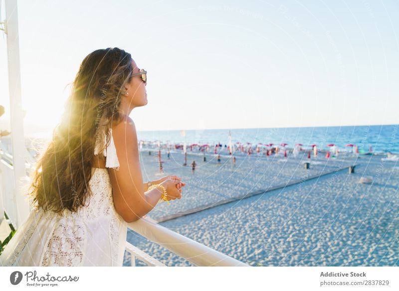 Frau mit Blick auf den Strand Meer träumen reisend Körperhaltung Freiheit Tagträumen Zaun Ferien & Urlaub & Reisen Meereslandschaft anlehnen Stil Jugendliche