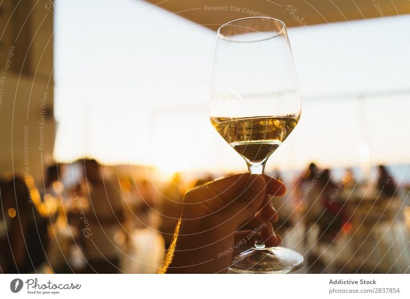 Ernte Hand haltendes Weinglas Mensch Veranstaltung Sonnenlicht Feste & Feiern Weißwein Toastbrot Gratulation Restaurant trinken Alkohol Gast Getränk Lifestyle