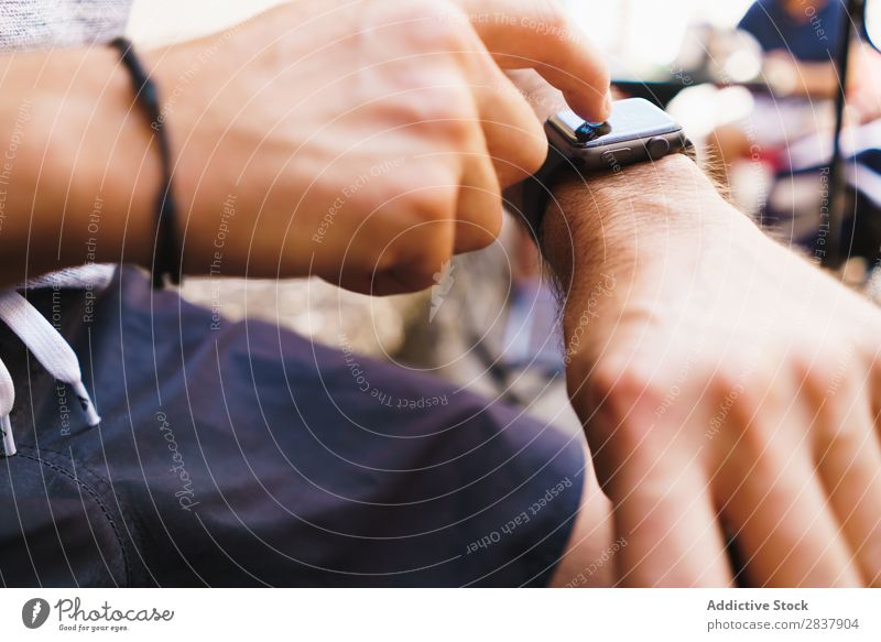 Getreidemann mit elektronischer Uhr Mann beobachten benutzend intelligente Uhr Technik & Technologie digital Apparatur Internet modern berühren