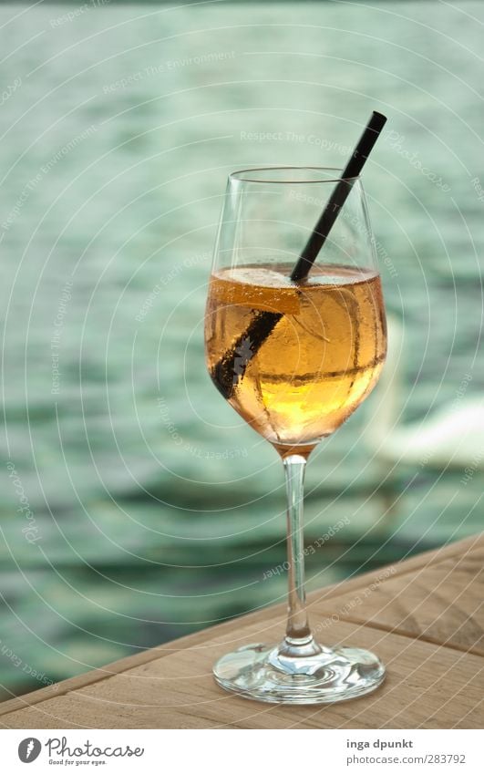 Prost! Getränk trinken Erfrischungsgetränk Longdrink Cocktail Glas Trinkhalm Ferien & Urlaub & Reisen Ausflug Bar Cocktailbar Strandbar ausgehen schön